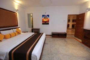 Een bed of bedden in een kamer bij Refresh Hotel Hikkaduwa