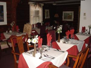 A restaurant or other place to eat at Auberge Alpine Inn