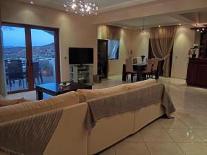 TV a/nebo společenská místnost v ubytování "Villa Armi"vacation house near falasarna! + 26 fotografií