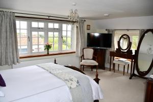 una camera con letto, scrivania e specchio di Fernside Bed and Breakfast a Templeton