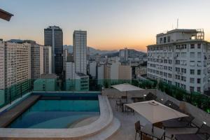 a swimming pool on the roof of a building at Flat Moderno no Coração do Rio in Rio de Janeiro