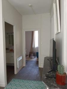 Televisyen dan/atau pusat hiburan di Appartement au cœur de la Petite Cité de Caractère