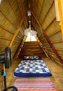 Postel nebo postele na pokoji v ubytování Camping Babsita-TIPI und Hütten und Stellplätze für Zelt und Camper direkt am Meer und See