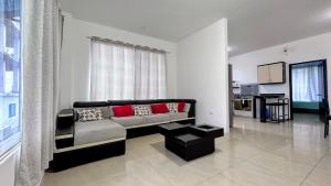 een woonkamer met een bank en een keuken bij Casa independiente in Bahía de la Academia