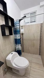 een badkamer met een wit toilet en een douche bij Casa independiente in Bahía de la Academia