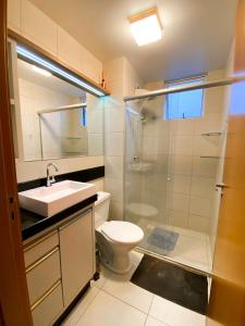 ein Badezimmer mit Dusche, Toilette und Waschbecken in der Unterkunft Apto Berlanda: Vista Mar e Beto Carrero World in Penha