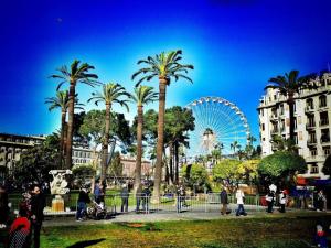 un parque con palmeras y una noria en Heart of the Old City - Nice, en Niza