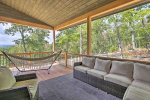 Istumisnurk majutusasutuses The Glabin Garrison Gem with Deck and Fire Pit!
