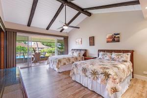 Un dormitorio con dos camas y un balcón. en Maui Kaanapali Villas 292, en Lahaina 27 fotos más