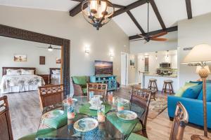 Una sala de estar con una mesa y sillas y una cama. en Maui Kaanapali Villas 292, en Lahaina