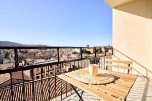 une table sur un balcon avec une tasse de café dessus dans l'établissement El mirador de Plasencia by keyhom, à Plasence