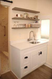 Dapur atau dapur kecil di Quaint Historic Downtown Apartment