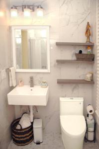 Bilik mandi di Quaint Historic Downtown Apartment