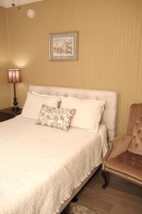 Katil atau katil-katil dalam bilik di Quaint Historic Downtown Apartment