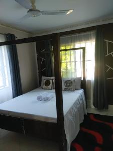 Postel nebo postele na pokoji v ubytování Palm Escape Diani Beach - Holiday Homes