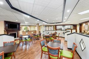 Гостиная зона в Quality Inn & Suites Florence Civic Center