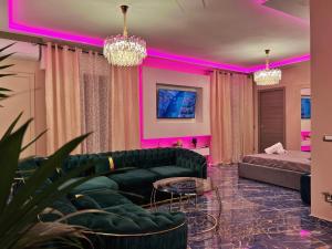 Postel nebo postele na pokoji v ubytování Mirror Suite Luxury