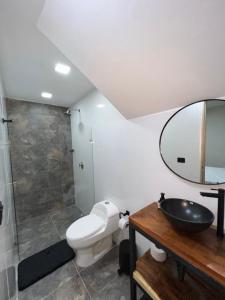 Koupelna v ubytování Laureles Inn