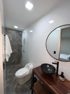 Koupelna v ubytování Laureles Inn