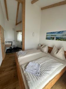 Rúm í herbergi á Appartement Weitblick
