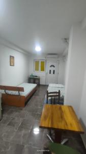 une chambre avec deux lits et une table dans l'établissement Apartment Panorama, à Bar