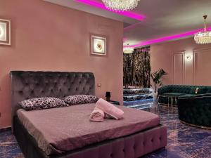 Postel nebo postele na pokoji v ubytování Mirror Suite Luxury