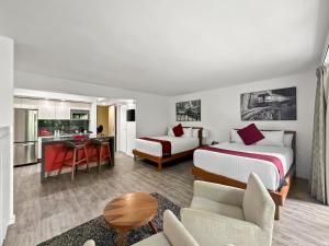 una camera d'albergo con un letto e una cucina di Armonik Suites By Casanevo a Città del Messico