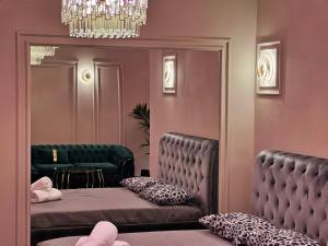 Posezení v ubytování Mirror Suite Luxury
