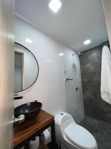 Koupelna v ubytování Laureles Inn