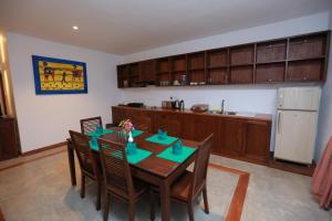 Een keuken of kitchenette bij Refresh Hotel Hikkaduwa