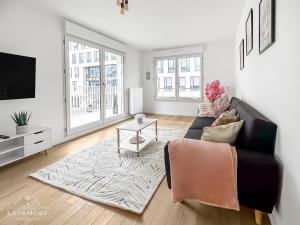 TV a/nebo společenská místnost v ubytování Bleu Serenity aux pied de Paris + 29 fotografií