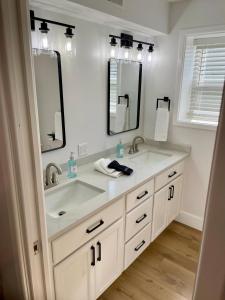 Ένα μπάνιο στο Lake Erie waterfront home with classic game arcade +43 φωτογραφίες