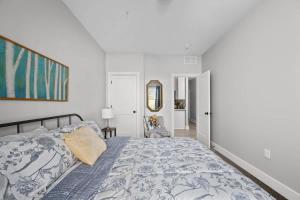 Кровать или кровати в номере Brand New 2 Bedroom Condo
