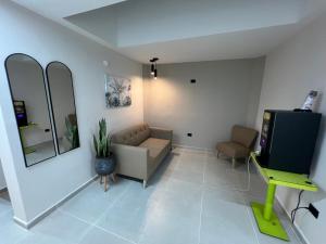 TV a/nebo společenská místnost v ubytování Laureles Inn