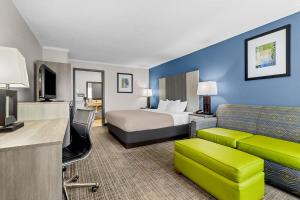 Гостиная зона в Quality Inn & Suites Florence Civic Center