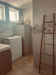 y baño con lavabo y nevera. en T2 refait à neuf Calme et agréable, en Narbona 11 fotos más