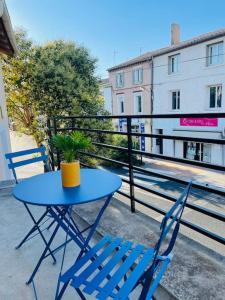 una mesa azul con 2 sillas y una maceta en T2 refait à neuf Calme et agréable, en Narbona