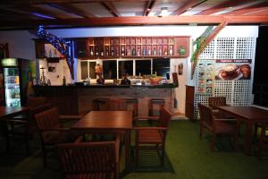 Lounge atau bar di Refresh Hotel Hikkaduwa