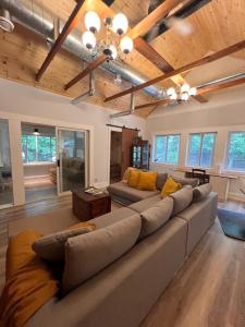 Χώρος καθιστικού στο Birkswyld waterfront cottage Mary Lake