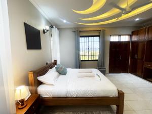 Zuri's Luxurious Oceanview Penthouse, Meters from the beach客房内的一张或多张床位