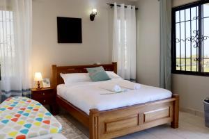 Zuri's Luxurious Oceanview Penthouse, Meters from the beach客房内的一张或多张床位