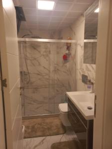 Un baño con ducha, inodoro y lavabo. en İclal villa cappadocia, en Uchisar 42 fotos más