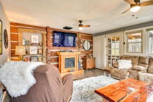 Μια τηλεόραση ή/και κέντρο ψυχαγωγίας στο Country Escape Log Cabin Near Kentucky Lake!