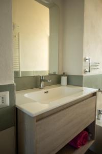 a bathroom with a sink and a mirror at La casa di campagna in Manciano