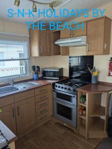 Η κουζίνα ή μικρή κουζίνα στο Golden anchor chapel st leonards 3 bed caravan