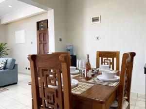 Zuri's Luxurious Oceanview Penthouse, Meters from the beach的休息区