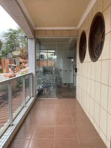 an indoor balcony with a view of a patio at Apartamento 102 até 9 pessoas com garagem in Ipatinga