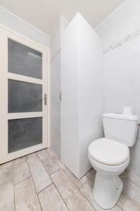 un bagno bianco con wc e doccia di Studio Confortable proche métro - Saint mandé a Saint-Mandé Altre 5 foto