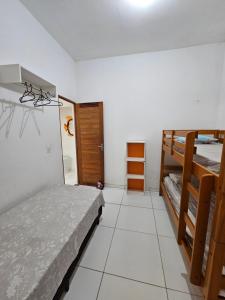 Giường trong phòng chung tại Casa Kuaracy - Praia do Coqueiro, Luis Correia