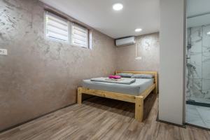 Postel nebo postele na pokoji v ubytování Aleks apartmani
